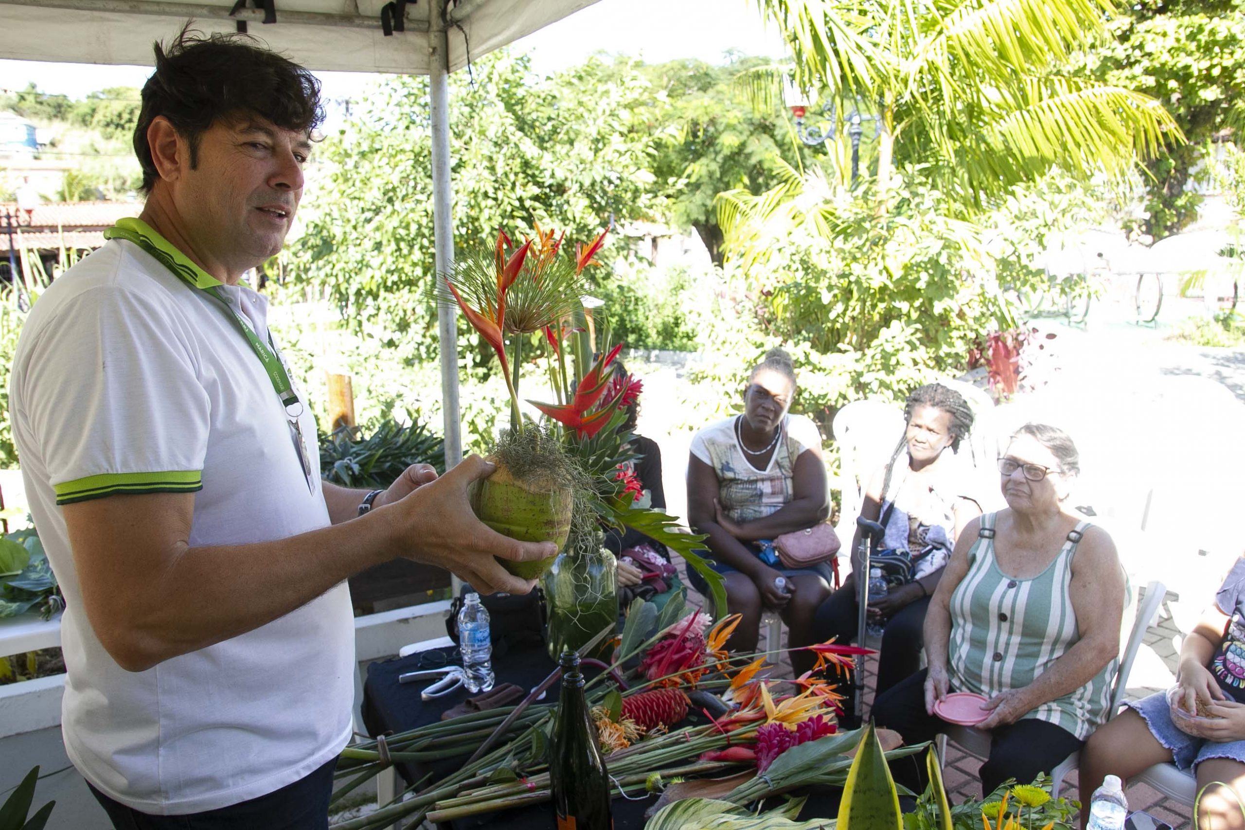 Leia mais sobre o artigo Inova realiza curso de arranjos de flores tropicais em Araçatiba